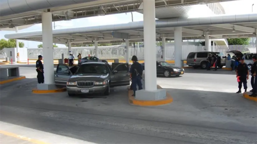 Las personas que regresan a México pueden ser detenidas por los agentes aduanales para revisión de las compras en los Estados Unidos | Foto: FB Puentes Internacionales