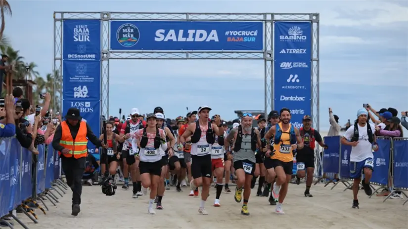 imagen recuadro Corredores inician la travesía de Mar a Mar desde la costa del Mar de Cortés. Foto: Mar a Mar 2025