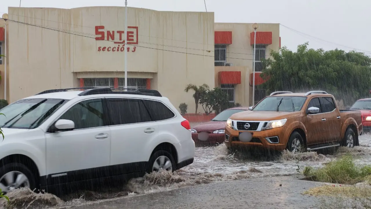 Calles de la ciudad de La Paz presentaron encharcamientos tras las lluvias registradas durante la tarde del jueves. Foto: Héctor Romero / POSTA Baja California Sur
