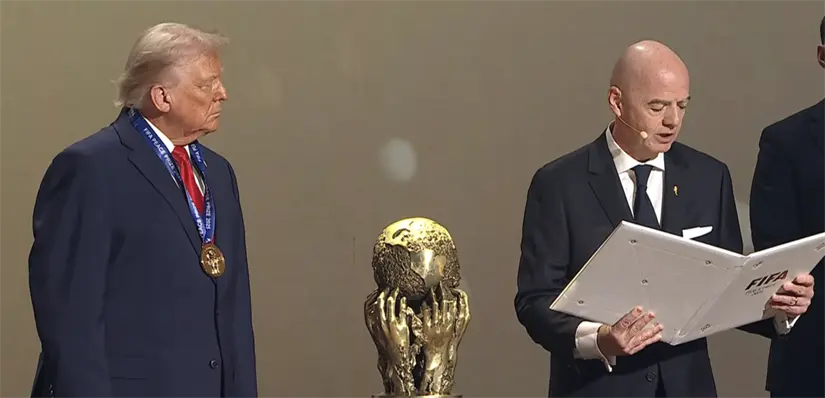 Gianni Infantino entregando el Premio a la Paz de la FIFA a Donald Trump. Captura de pantalla: YouTube (SABC News)