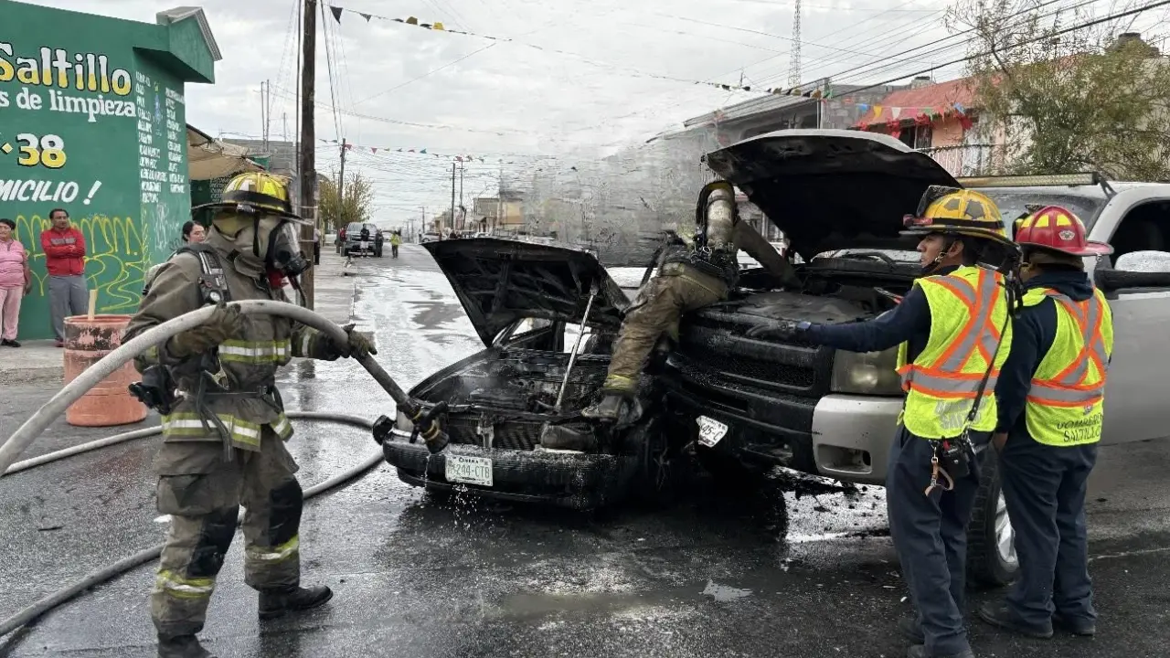 Pese a lo aparatoso de la escena, ambos conductores pudieron descender de sus unidades antes de que el fuego consumiera gran parte de los vehículos./Foto: Redes Sociales