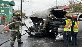 Taxi termina en llamas en Saltillo tras fuerte impacto con camioneta