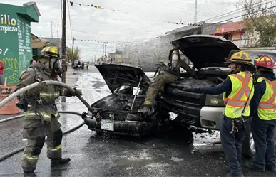 Taxi termina en llamas en Saltillo tras fuerte impacto con camioneta