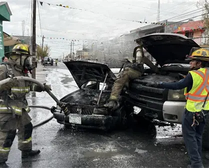 Taxi termina en llamas en Saltillo tras fuerte impacto con camioneta