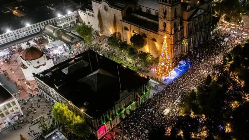Vista aérea del centro de Toluca con una multitud reunida alrededor del Árbol de Navidad. Facebook @Reporte Valle de Toluca