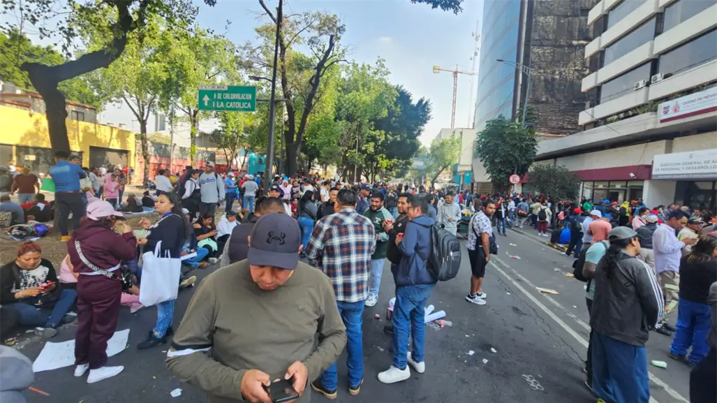 Trabajadores del Gobierno de CDMX se manifiestan en oficinas de Administración y Finanzas