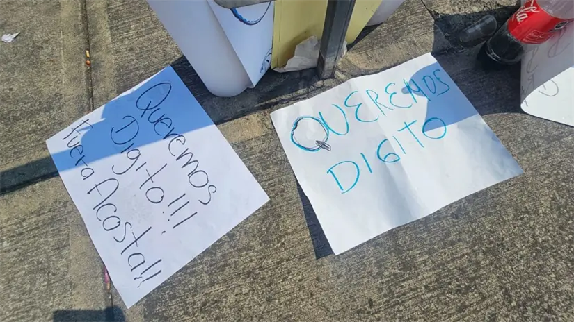 Consignas de los manifestantes en las oficinas de la Secretaría de Administración y Finanzas de CDMX. Foto: Luis Antonio Alfaro 