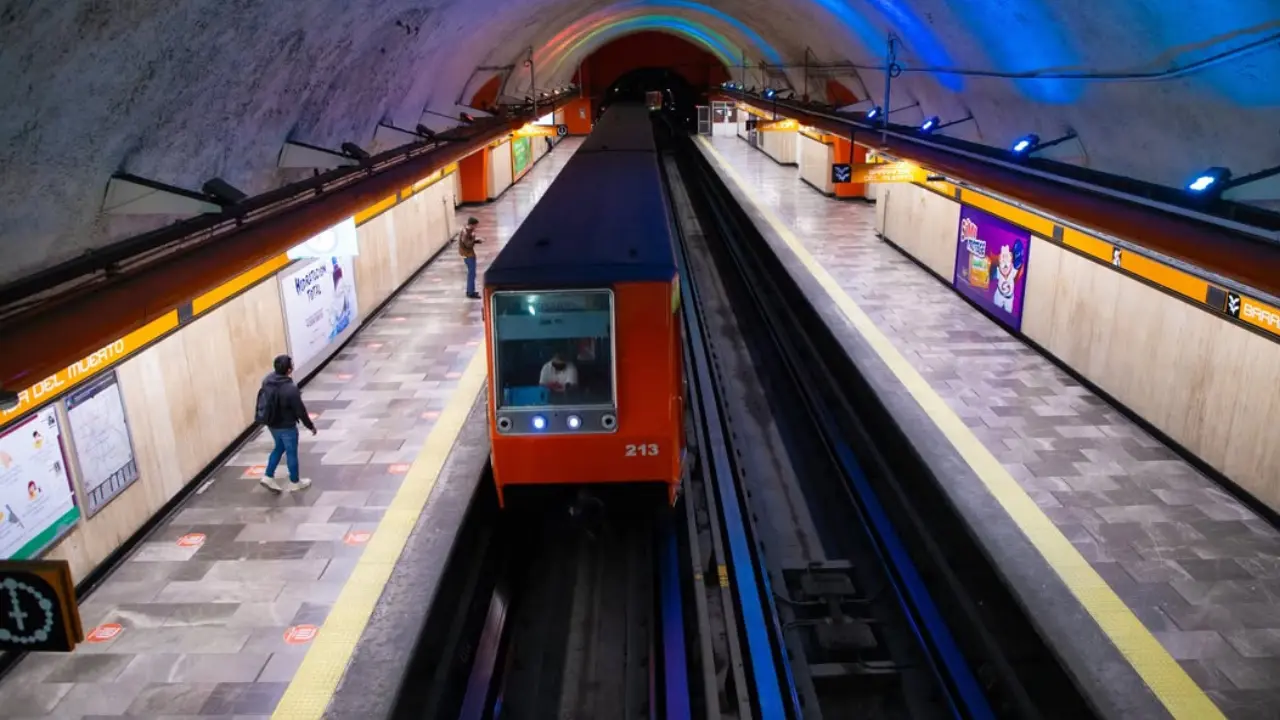 Tren arribando a la estación Barranca del Muerto de Línea 7, por referencia al cierre provisional de estaciones de la Línea 2 del Metro en CDMX. | Foto: Instagram Sindicato Nacional (@sntstc_metro)
