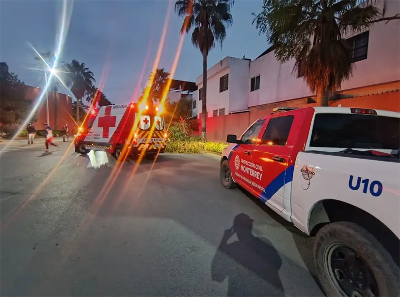 Elementos de Protección Civil de Monterrey en la colonia Centrika. Foto: Protección Civil de Monterrey.