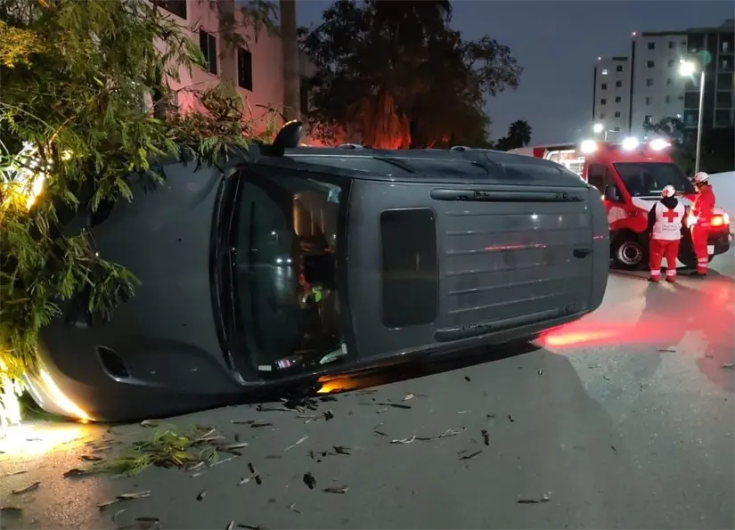 La camioneta quedó volcada de lado pero la conductora no sufrió daños graves. Foto: Protección Civil de Monterrey.