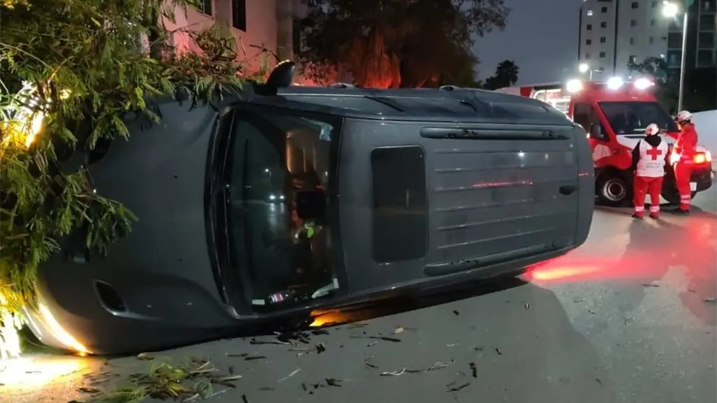 Volcadura en colonia Centrika deja vialidad afectada y daños materiales en Monterrey