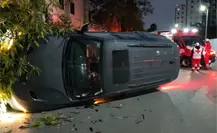 Volcadura en colonia Centrika deja vialidad afectada y daños materiales en Monterrey