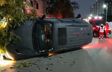 Volcadura en colonia Centrika deja vialidad afectada y daños materiales en Monterrey