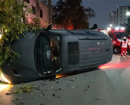 Volcadura en colonia Centrika deja vialidad afectada y daños materiales en Monterrey