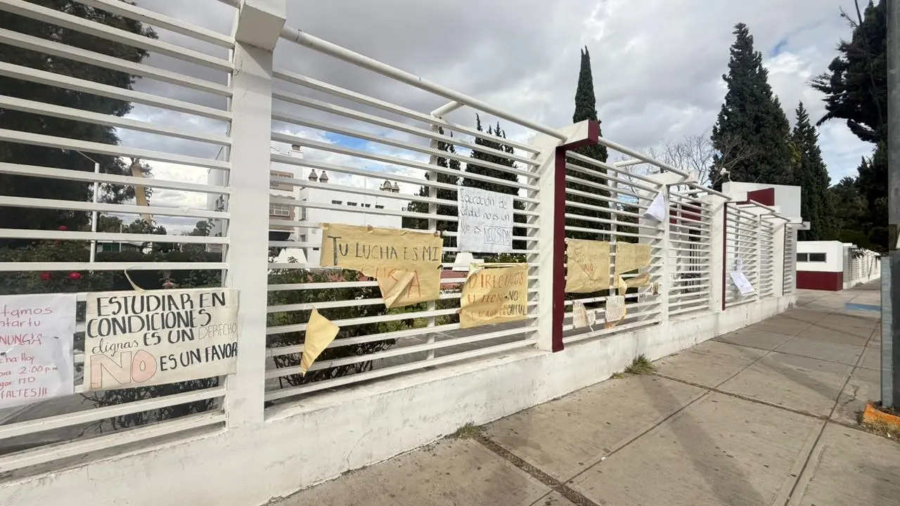 Los estudiantes del ITD mantienen firmes sus peticiones, aunque accedieron a liberar el plantel. | Foto: Jesús Carrillo.