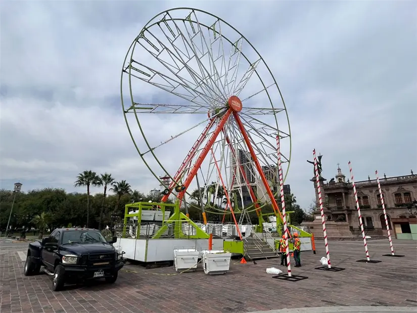 Los corazones de Monterrey se preparan para la apertura de la Macro Navidad que llenará la Macroplaza de alegría y luz. Foto: Rosy Sandoval