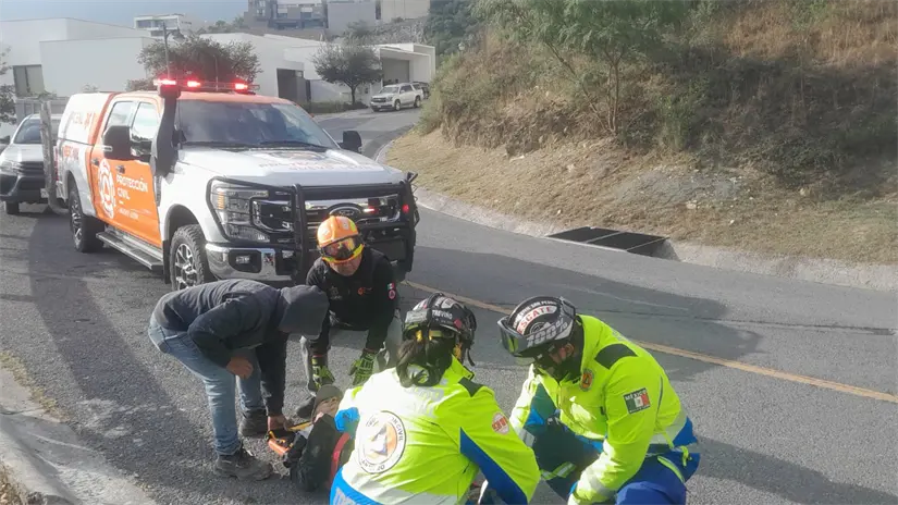 Uno de los lesionados siendo atendido por los paramédicos Foto: PCNL 