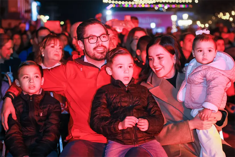 David de la Peña Marroquín, acompañado de su esposa, Olga Amalia Villalón Toba, Presidenta del DIF Santiago, y sus hijos.