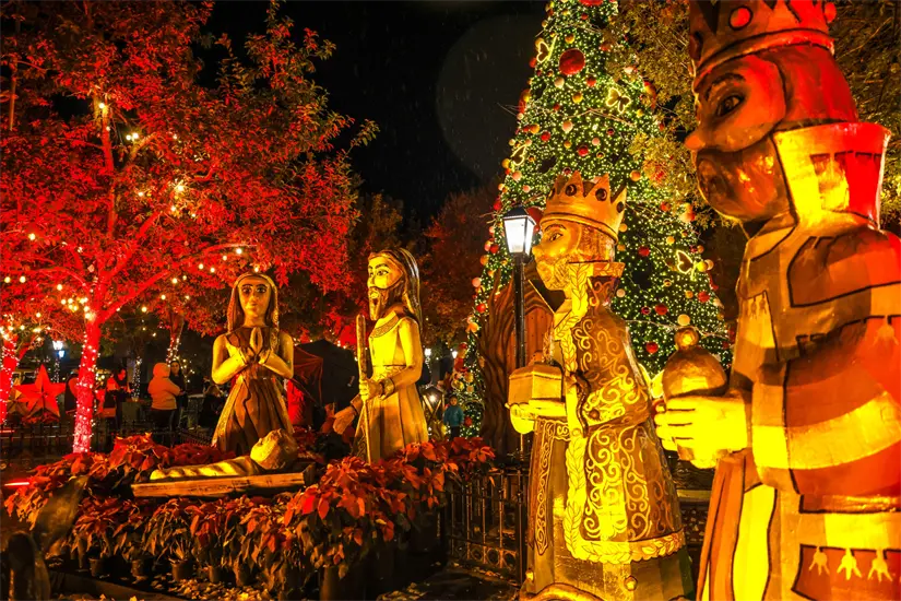 Santiago celebró el tradicional encendido del Pino de la Navidad Mágica