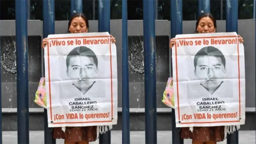 imagen recuadro Genoveva Sánchez, con el cartel de su hijo Raúl Isidro Burgos, FOTO: |Comunidad Guerrero-Facebook|