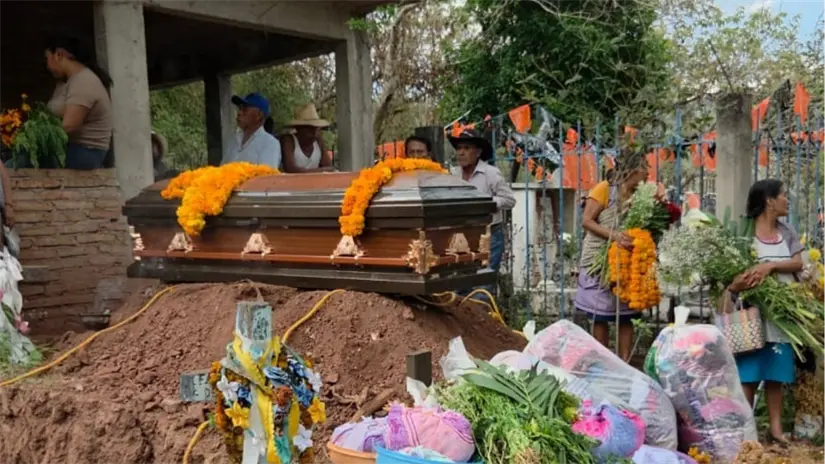 imagen recuadro Ataud de Genoveva Sanchez, FOTO: |Comunidad Guerrero - Facebook |