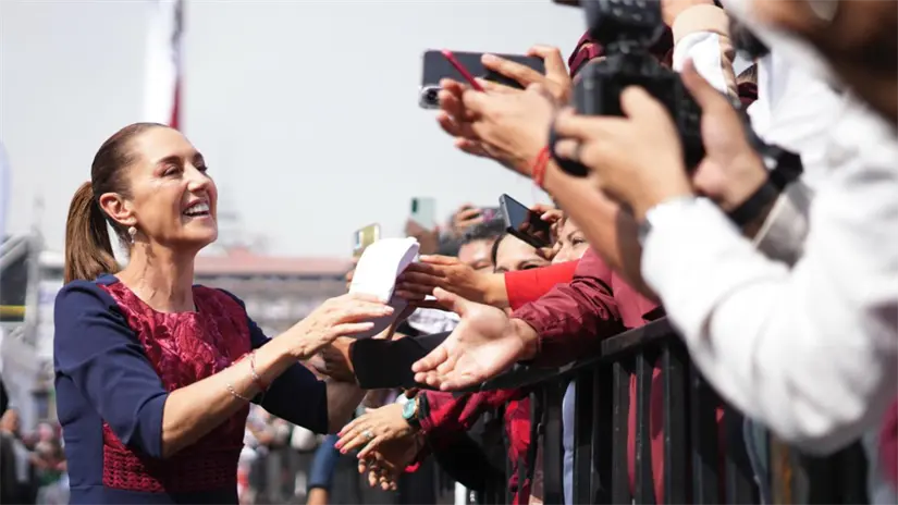 imagen recuadro Claudia Sheinbaum saludando a la gente que asistio a la celebracion de los 7 años, foto: Laura Ávila