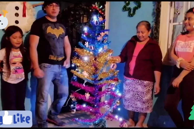 La familia lo decora con esferas tradicionales, luces para dar luz y alegría a las fiestas navideñas | Foto: youtube Haciendo el arbolito de navidad, el pino de chote