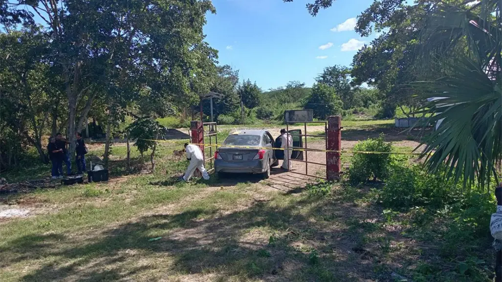 Hallan cuerpo putrefacto dentro de un auto en Chiná, Campeche; tendría el tiro de gracia