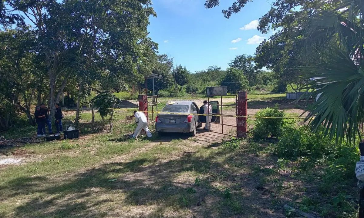 Automóvil abandonado donde fue hallado el cuerpo sin vida de un hombre en Chiná, Campeche Foto: La República Peninsular