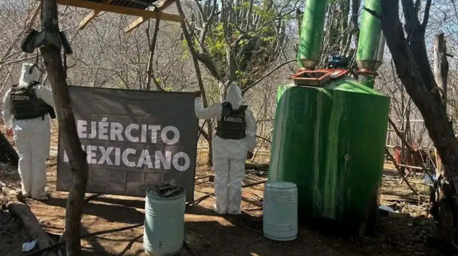 Aseguran laboratorio de droga sintética en Michoacán; decomisan 335 kg de metanfetamina. Foto: X (@EJTO_FAM_GN)