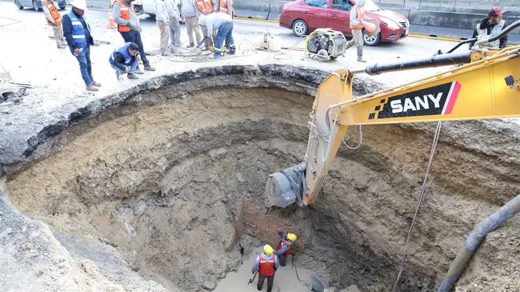 Agua y Drenaje de Monterrey continúa trabajos de reparación en Boulevard Miguel de la Madrid