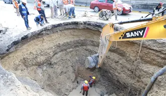 Agua y Drenaje de Monterrey continúa trabajos de reparación en Boulevard Miguel de la Madrid