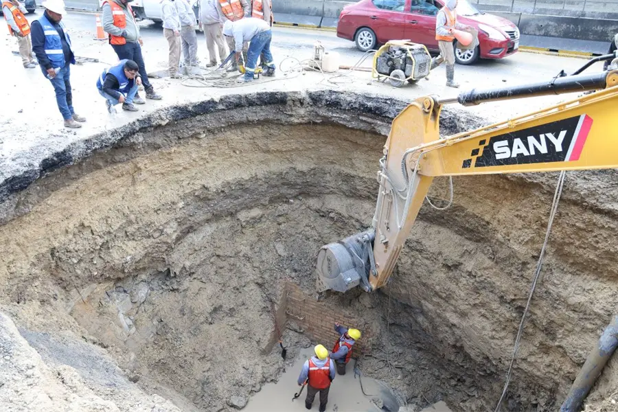 Agua y Drenaje de Monterrey continúa trabajos de reparación en Boulevard Miguel de la Madrid