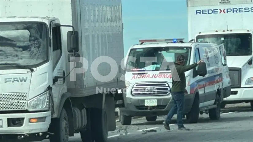 Servicios de emergencia brindan apoyo en el lugar del choque registrado en Mina Foto: Abdiel Carrillo