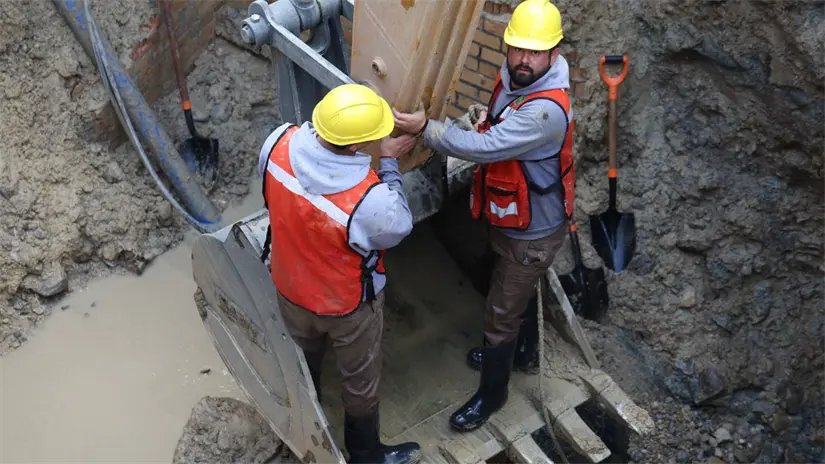Personal mantiene las maniobras en el área afectada Foto: Agua y Drenaje de Monterrey