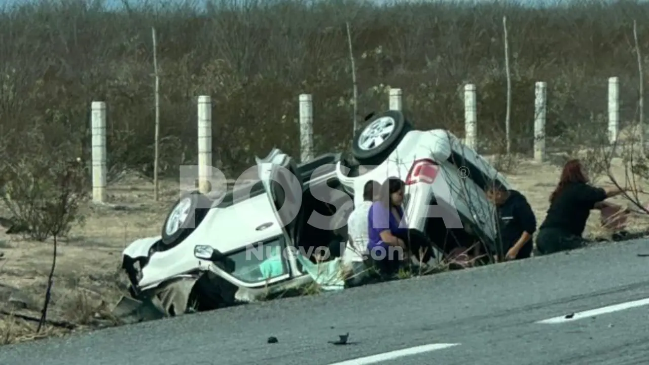 Vehículo volcado en la carretera. Foto: Abdiel Carrillo