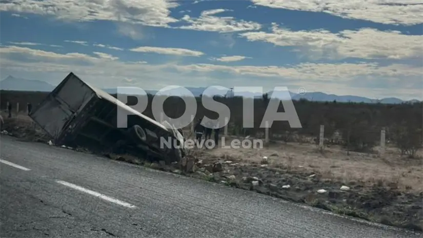 Imagen del tráiler con caja seca en el accidente vial Foto: Abdiel Carrillo