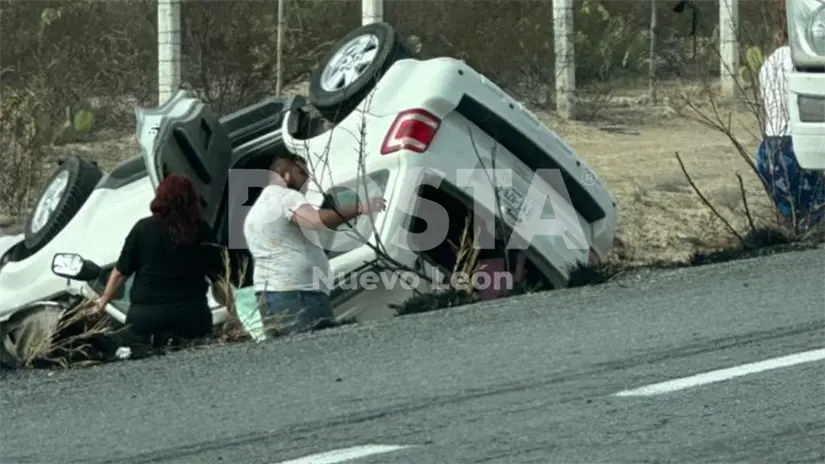 Vehículo color blanco volcado Foto: Abdiel Carrillo