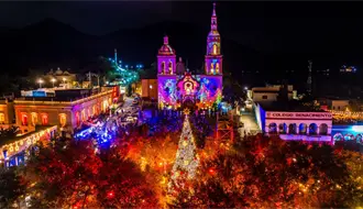 Así inició la temporada navideña en Santiago con el encendido del gran pino mágico