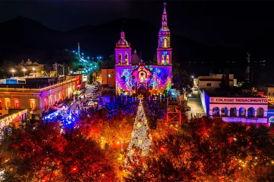 Así inició la temporada navideña en Santiago con el encendido del gran pino mágico