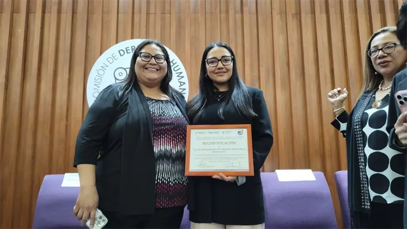 imagen recuadro Cinthia Marín y Citlalli Hernández durante el Encuentro Nacional de Centros de Justicia para las Mujeres, realizado en la Comisión de Derechos Humanos de la Ciudad de México (CDHCMX). Foto: Laura Ávila