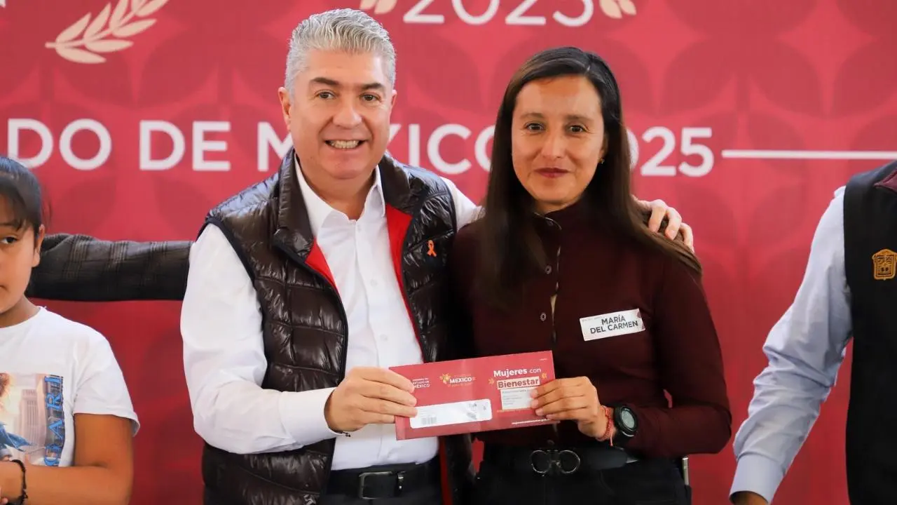 Autoridades y mujeres mexiquenses durante la entrega de la tarjeta Mujeres con Bienestar. Foto: X @BienestarEdoMx