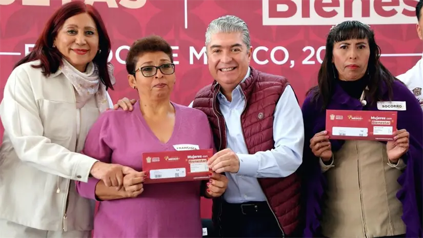 imagen recuadro Beneficiarias reciben su tarjeta del programa 'Mujeres con Bienestar', que incluye servicios gratuitos y apoyo económico para 2025. Foto: X @BienestarEdoMx