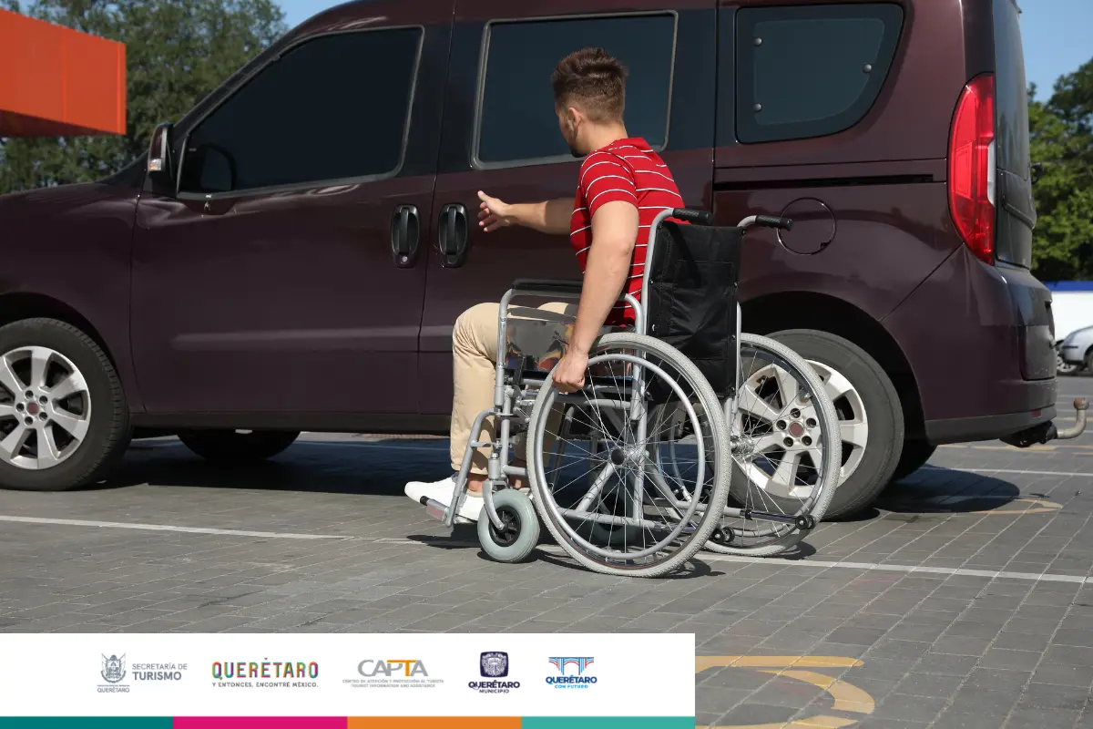 Guía práctica para tramitar el tarjetón temporal de estacionamiento para discapacitados en Querétaro. Foto: Gobierno de Querétaro | Canva