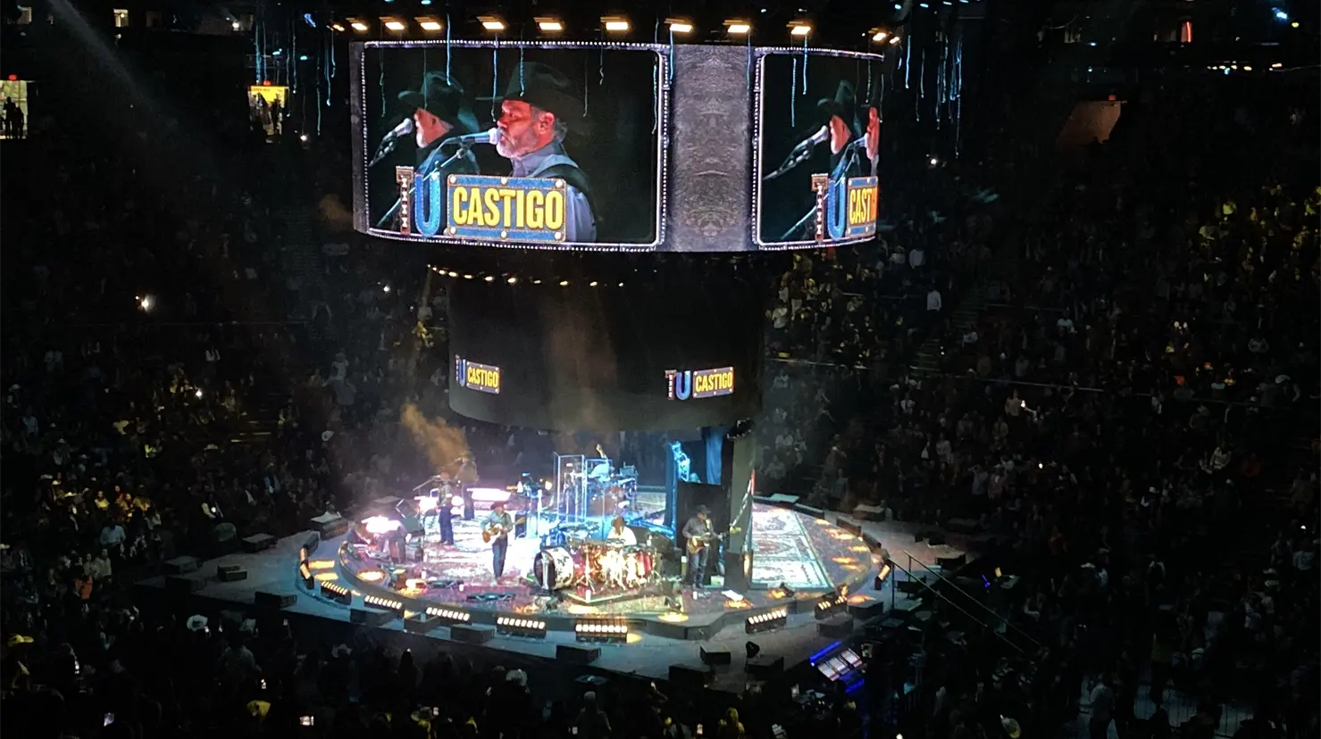 Durante dos horas Intocable hizo un repaso musical que avalan sus 30 años de trayectoria. Foto. Arturo González.