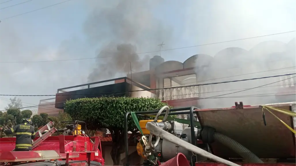 Fuerte estruendo en la GAM: incendio y posible explosión de gas movilizan a servicios de emergencia
