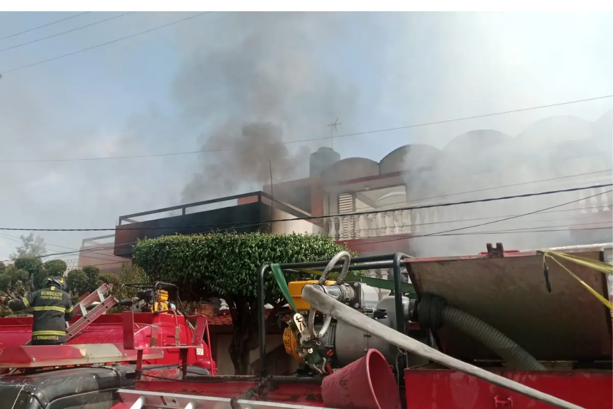 Reportan incendio en calles Pisco y Otavalo en la GAM. Foto: X @SGIRPC_CDMX