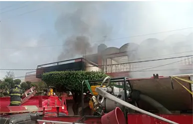 Fuerte estruendo en la GAM: incendio y posible explosión de gas movilizan a servicios de emergencia