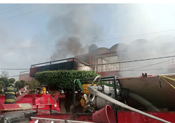 Fuerte estruendo en la GAM: incendio y posible explosión de gas movilizan a servicios de emergencia