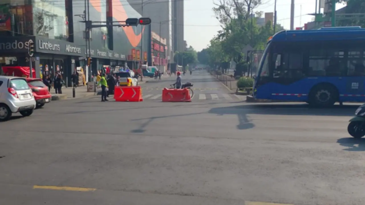 Bloqueo vial por marcha en CDMX. Foto: X (@OVIALCDMX)